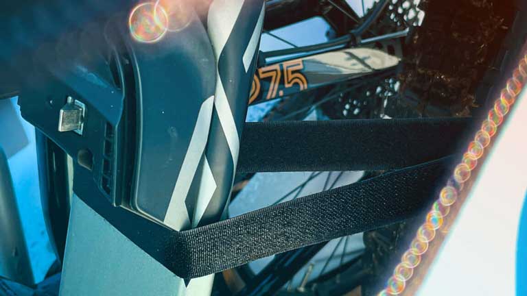 Klettbänder auf der Innenseite der Fahrradhülle zur zusätzlichen Sicherung